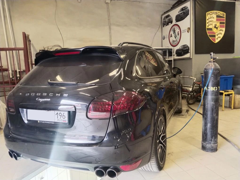 Заправка азотом пневмосистемы кроссовера Porsche Cayenne 2 (958) Заправка азотом пневмосистемы кроссовера Porsche Cayenne 2 (958)