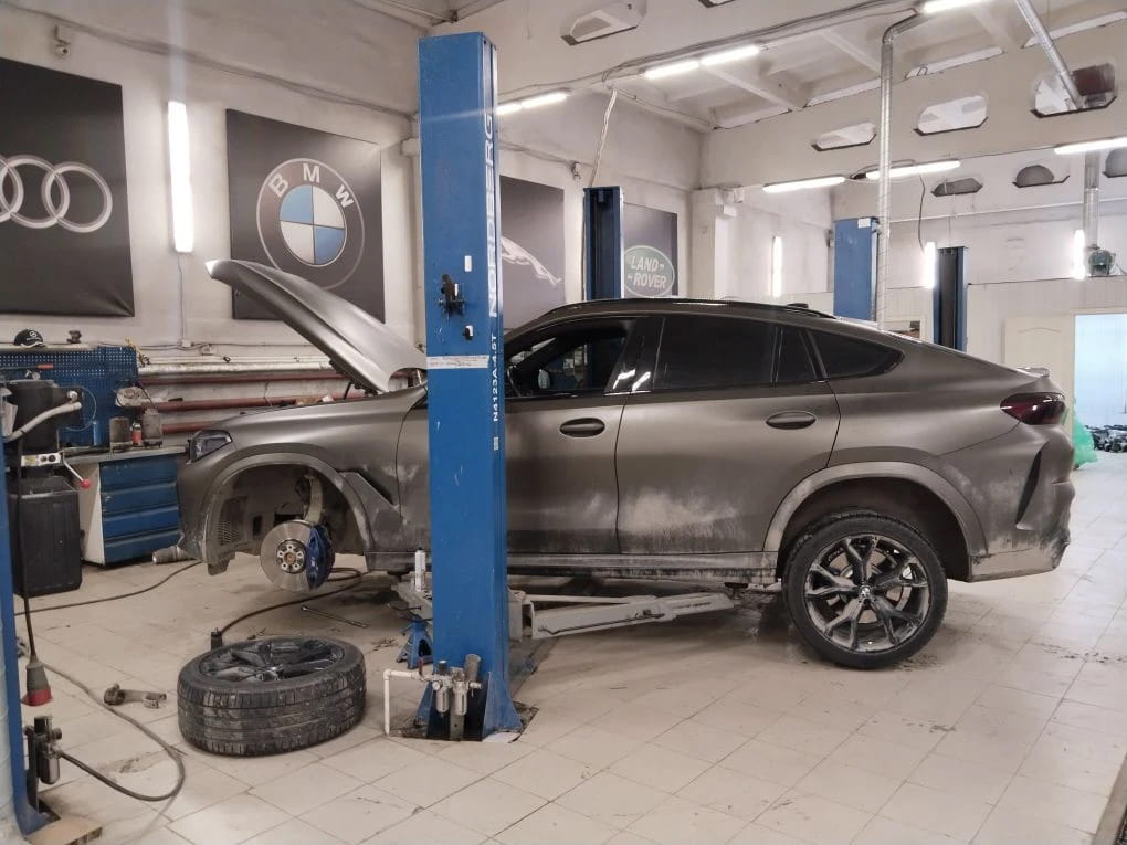 Ремонт переднего левого пневмобаллона на спортивном купе BMW X6 Ремонт переднего левого пневмобаллона на спортивном купе BMW X6