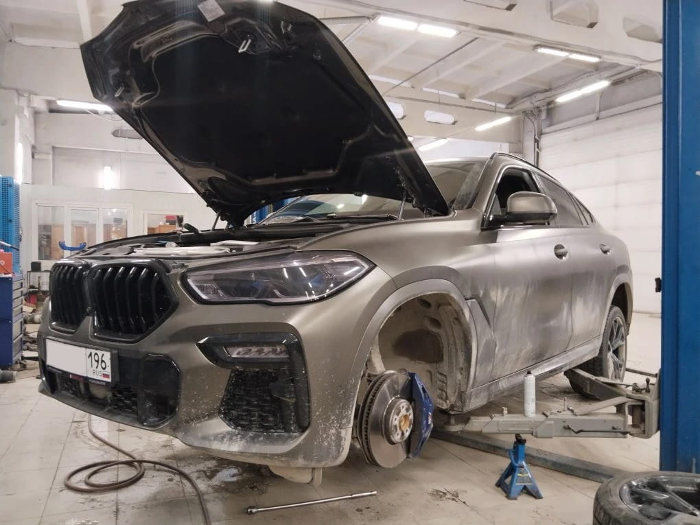Ремонт переднего левого пневмобаллона на спортивном купе BMW X6