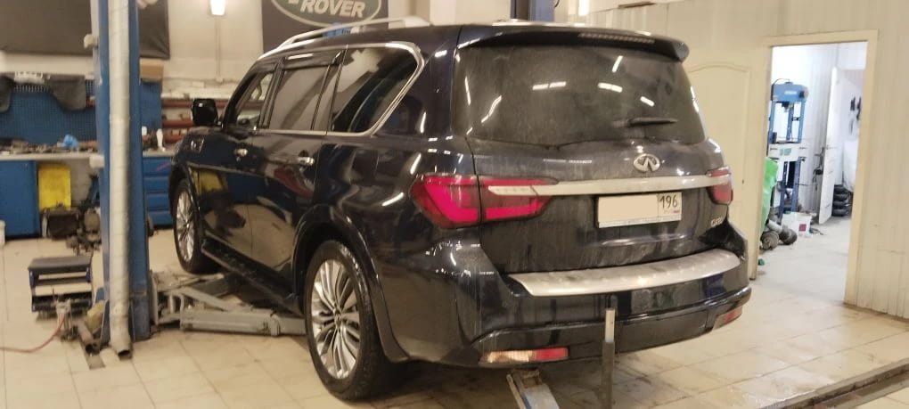 Поднимаем Infiniti QX80 на подъемнике для осмотра