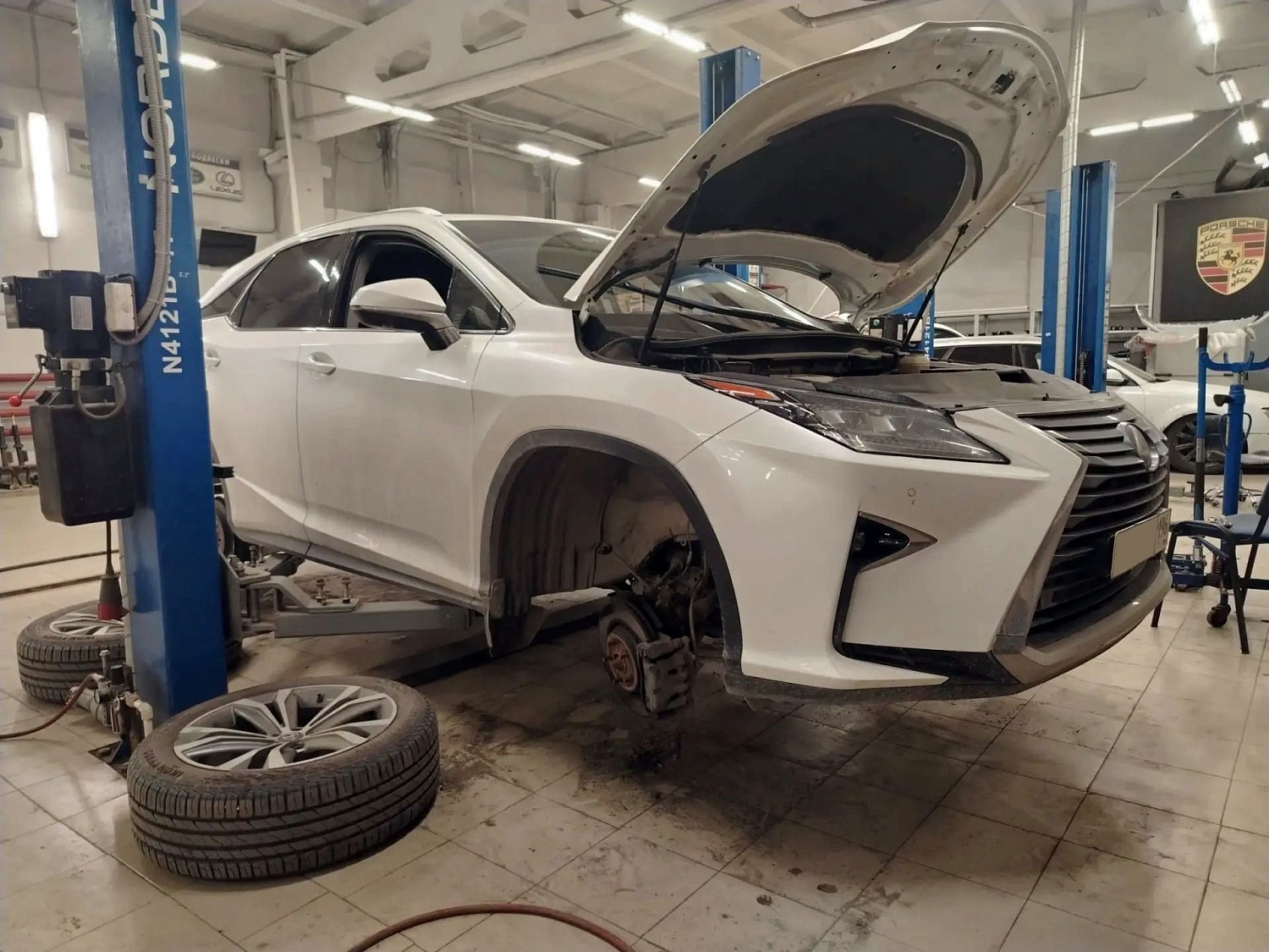 Ремонт амортизаторов на Lexus RX 200t: быстро и профессионально
